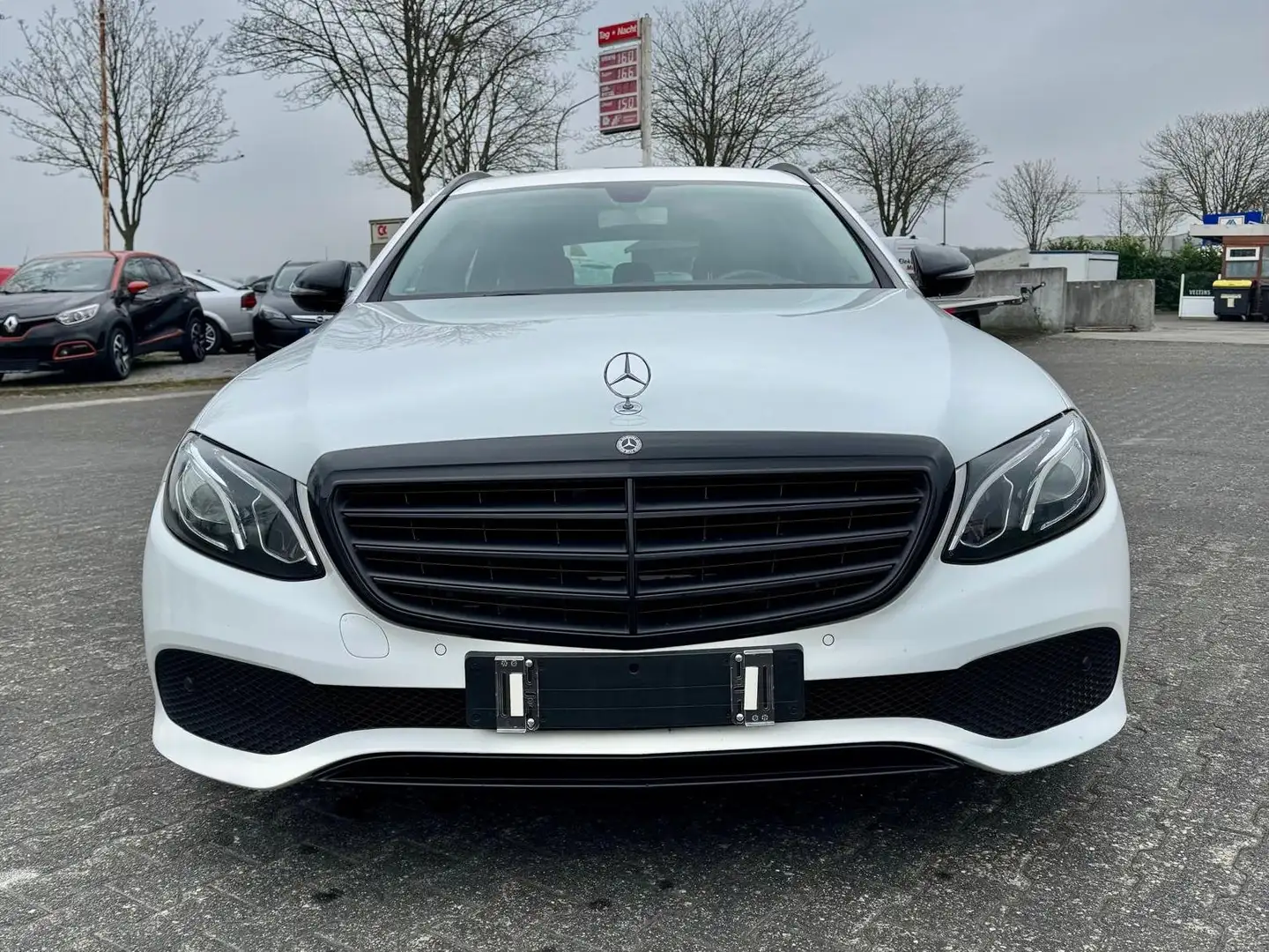 Mercedes-Benz E 220 d 4Matic T Model Sport Night Paket Weiß - 2