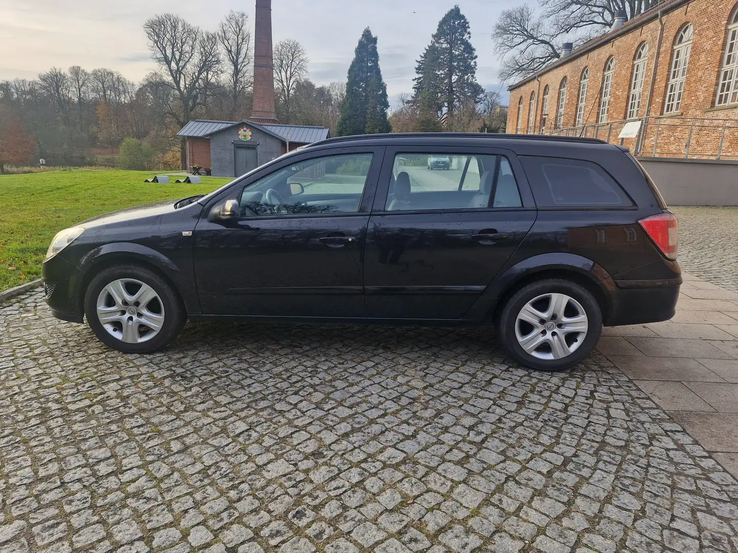 Opel Astra Astra 1.6 Caravan Schwarz - 1