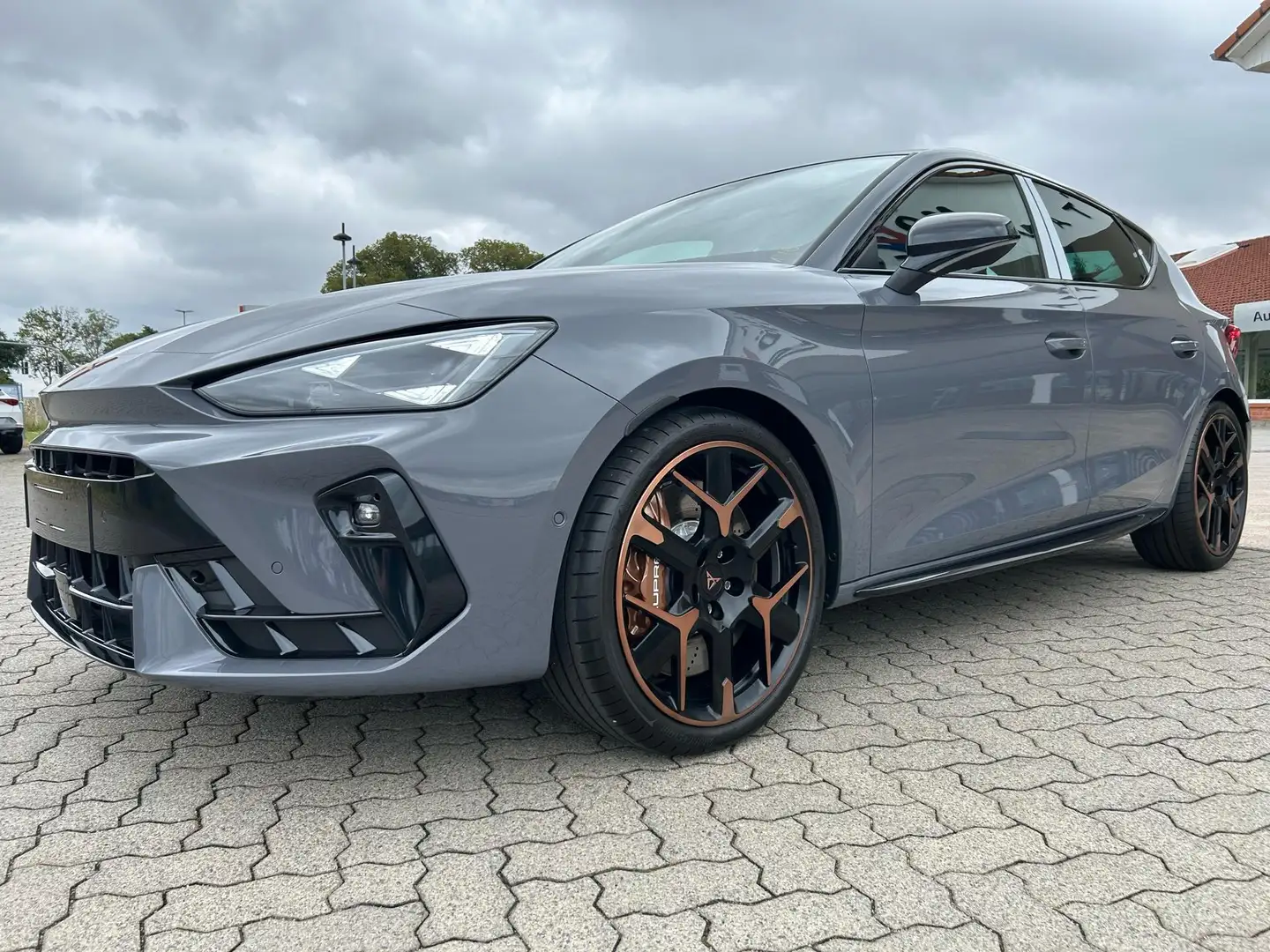 CUPRA Leon VZ Extreme 2.0 TSI DSG / Pano 239 kW (325 PS), ... Grau - 1