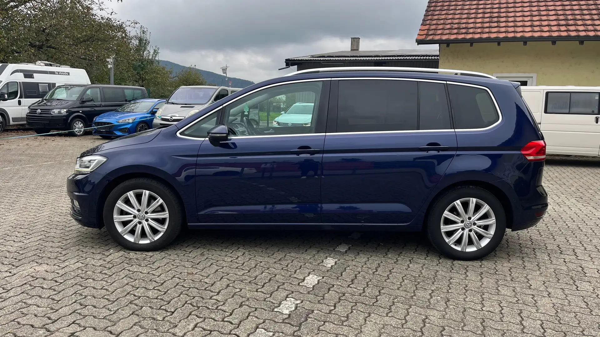 Volkswagen Touran 2.0 TDI SCR BMT DSG Highline Blau - 2