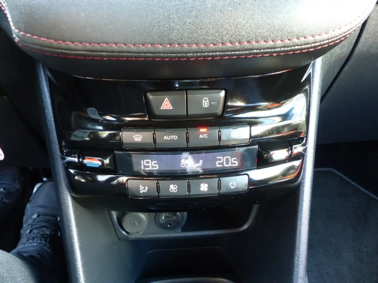 Peugeot 208 208 — photo 18