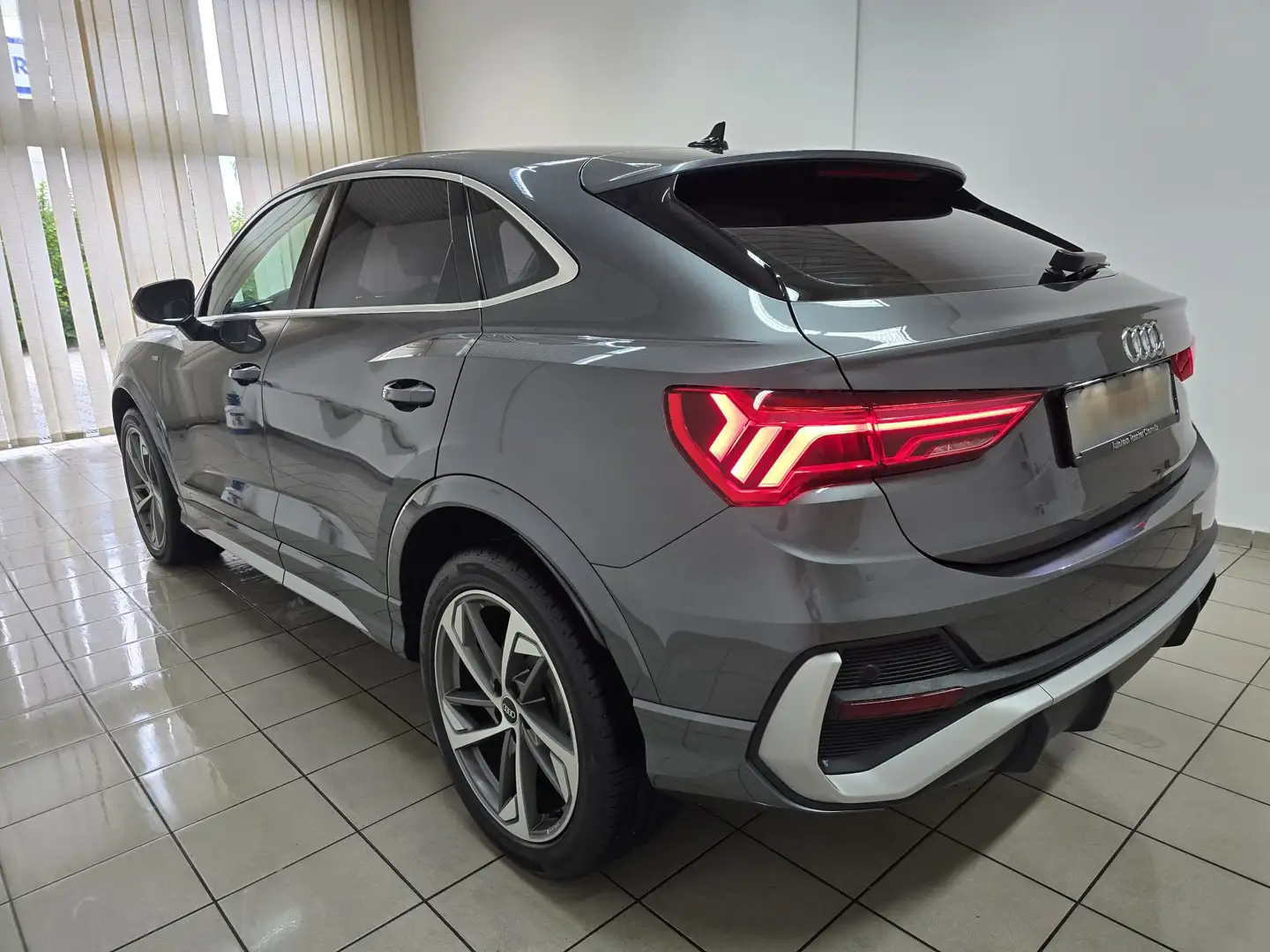 Audi Q3 Sportback 35 TFSI S line LED Virtual DAB 19" Grijs - 2