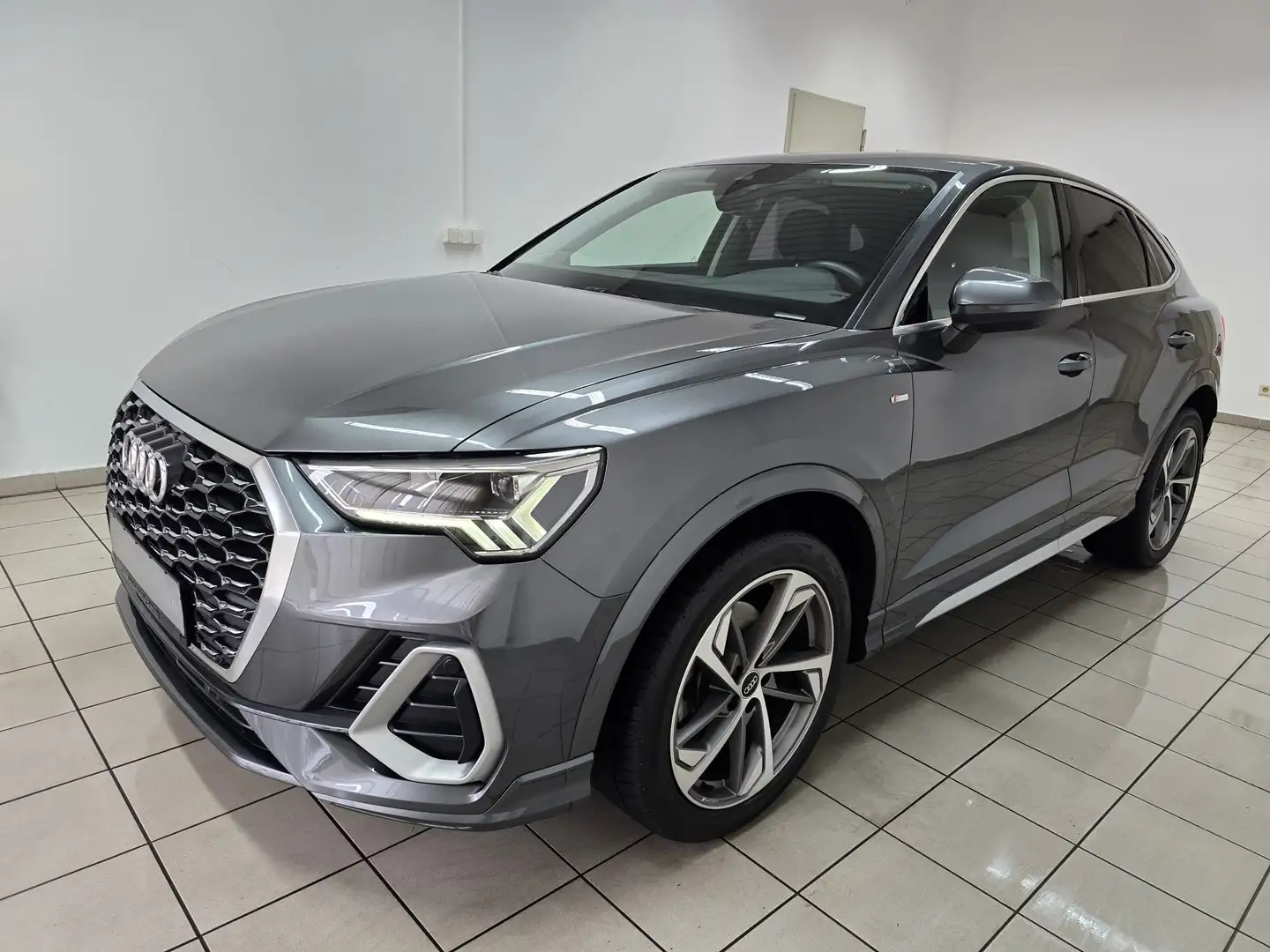 Audi Q3 Sportback 35 TFSI S line LED Virtual DAB 19" Grijs - 1