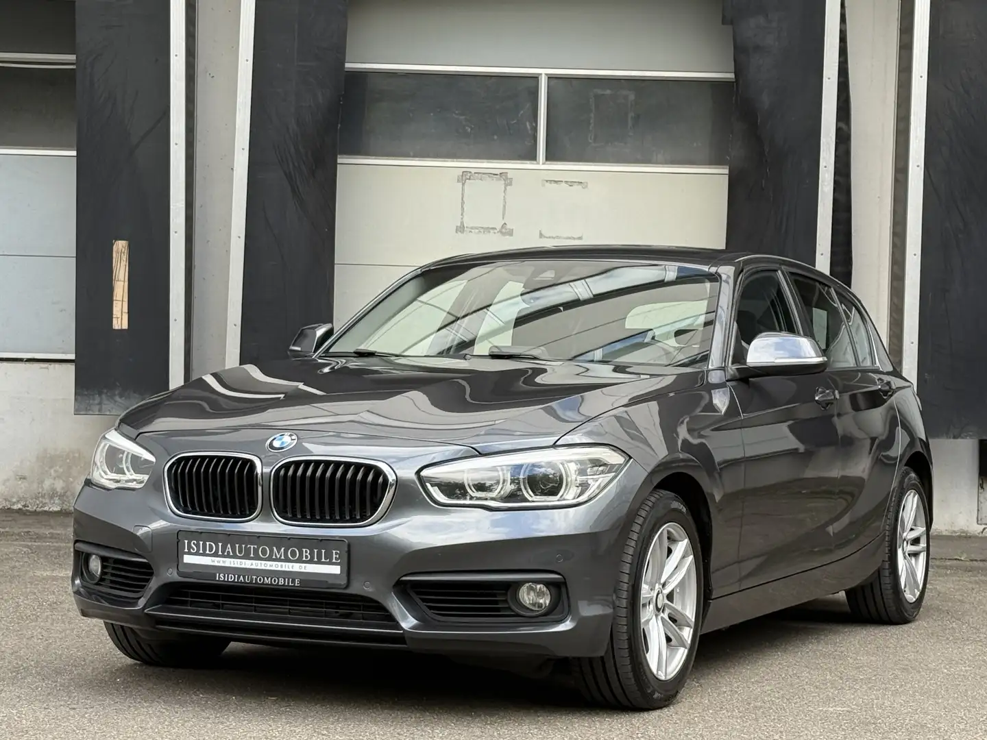 BMW 118 d Advantage LED Navi Sitzheizung Tempo AHK Grau - 1