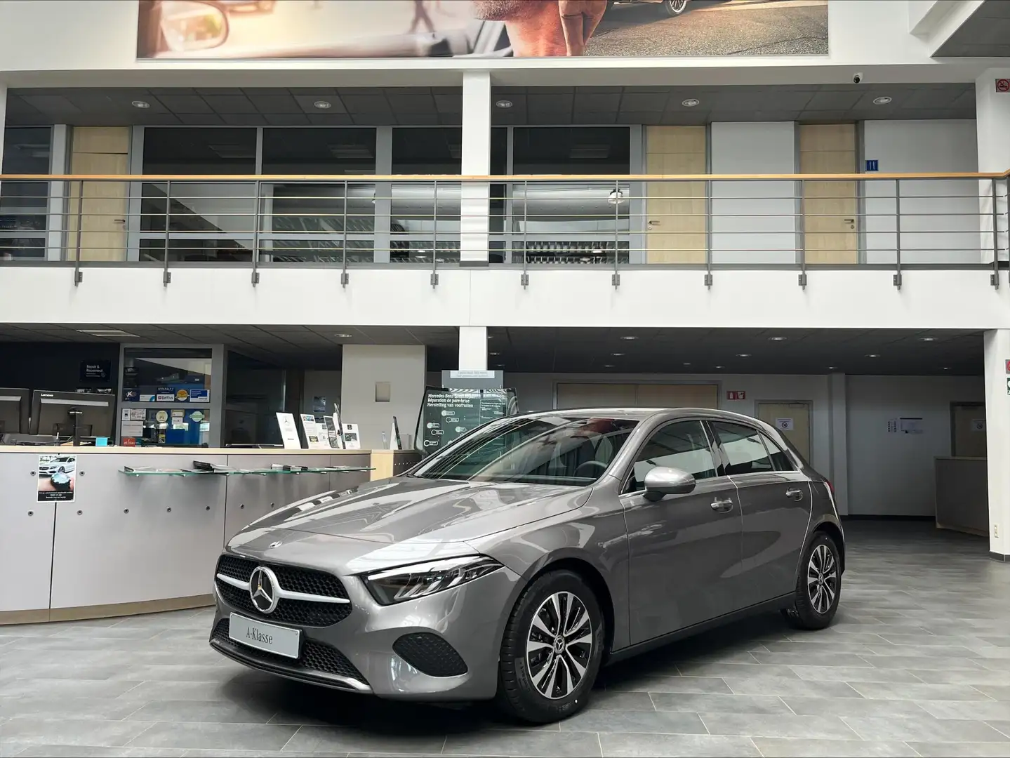 Mercedes-Benz A 180 A Essential Line Style Edition Gris - 1