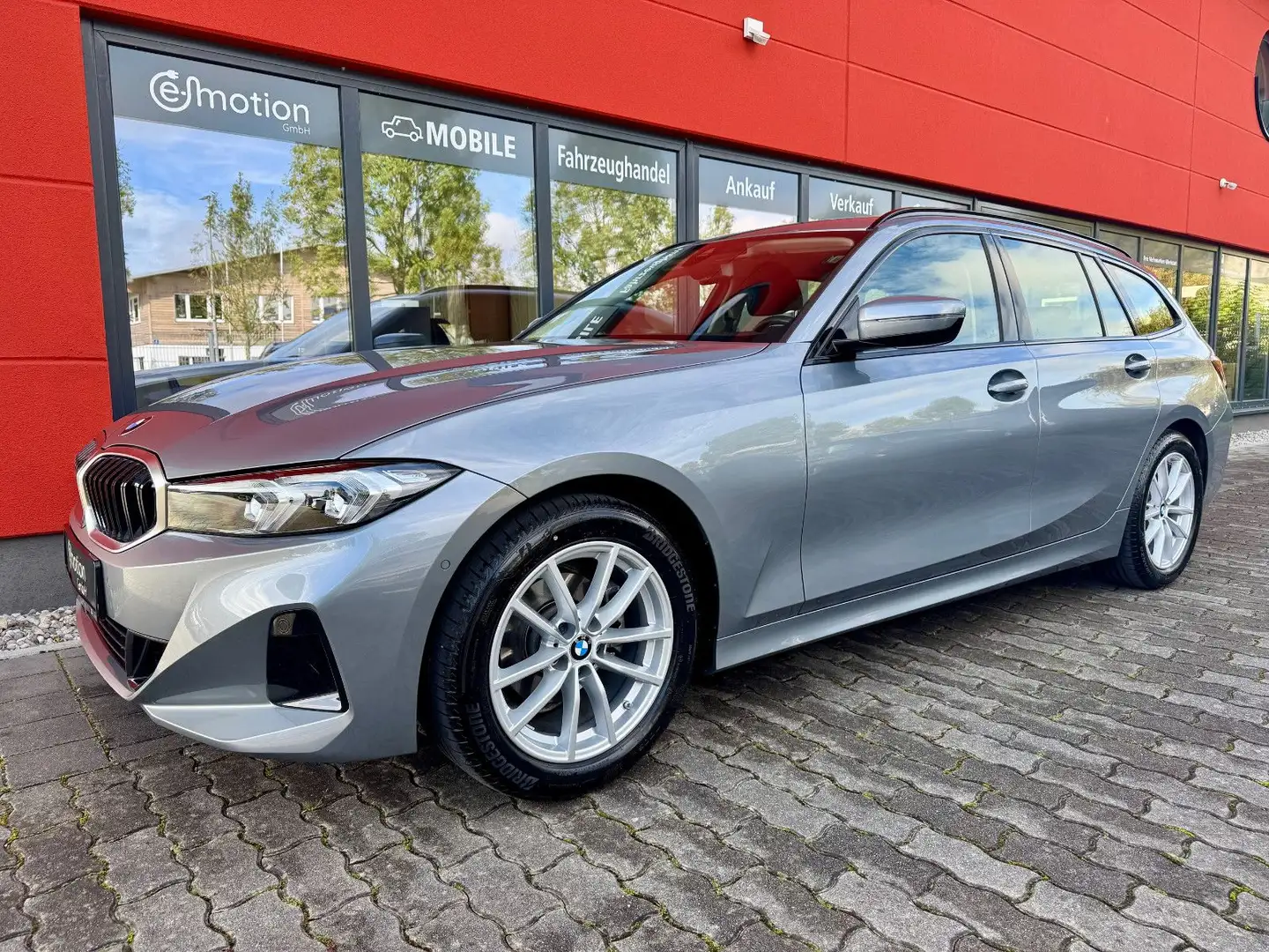 BMW 318 d Touring Steptronic*Kamera*Navi*DrivAs*DAB* Grau - 1