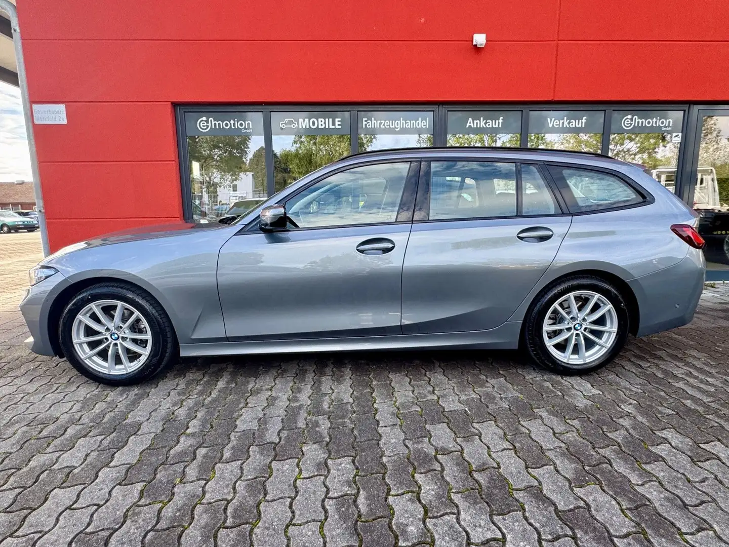 BMW 318 d Touring Steptronic*Kamera*Navi*DrivAs*DAB* Grau - 2