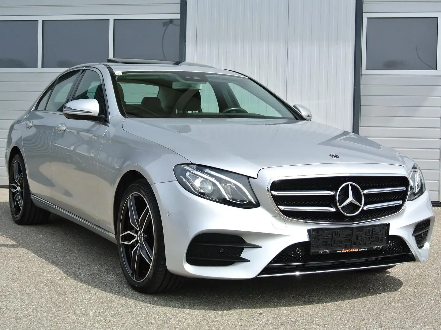 Mercedes-Benz E 200 Aut *AMG-Design* Widescreen *SD* LEDER *AHK*LED Argent - 1