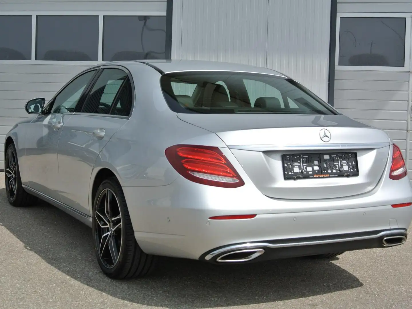 Mercedes-Benz E 200 Aut *AMG-Design* Widescreen *SD* LEDER *AHK*LED Argent - 2
