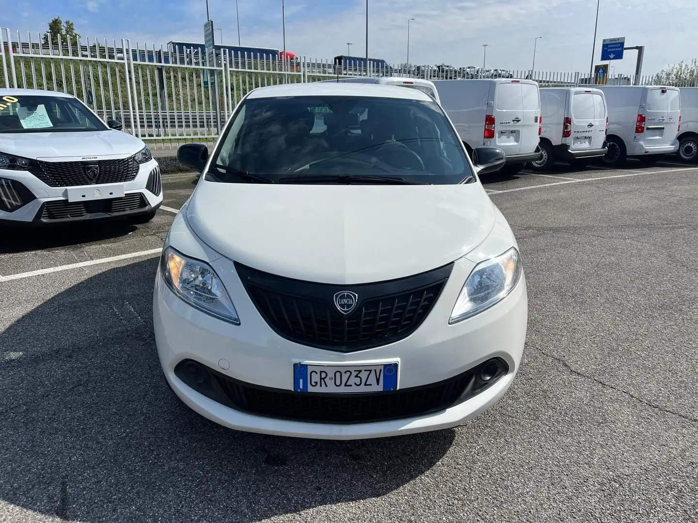 Lancia Ypsilon Ypsilon 1.0 FireFly 5 porte S&S Hybrid Silver Plus Wit - 2