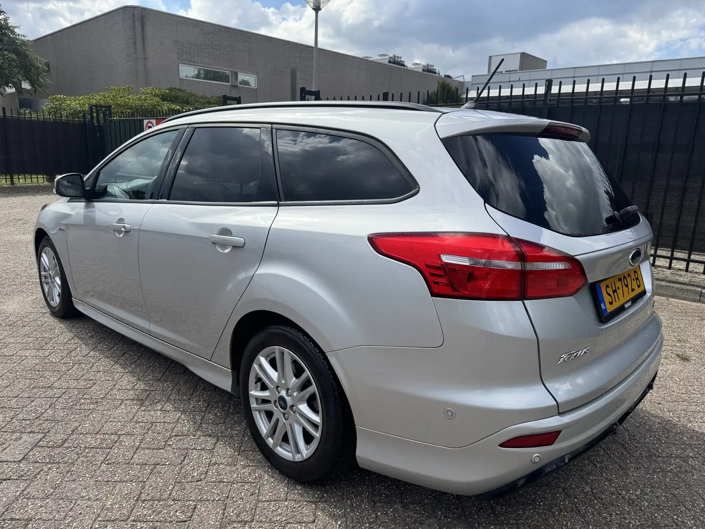 Ford Focus Wagon 1.0 ST-Line 6 Versn Clima/Cruise/Carplay/PDC Gris - 2