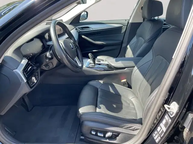 BMW 5 Series view 10