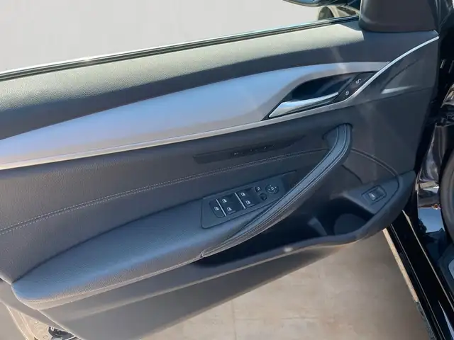 BMW 5 Series view 9