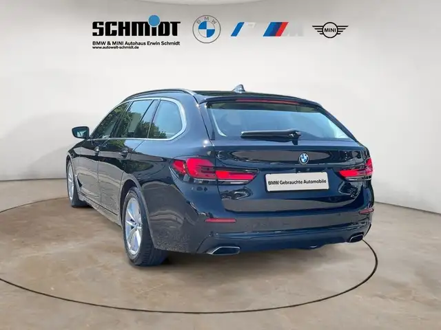 BMW 5 Series view 4