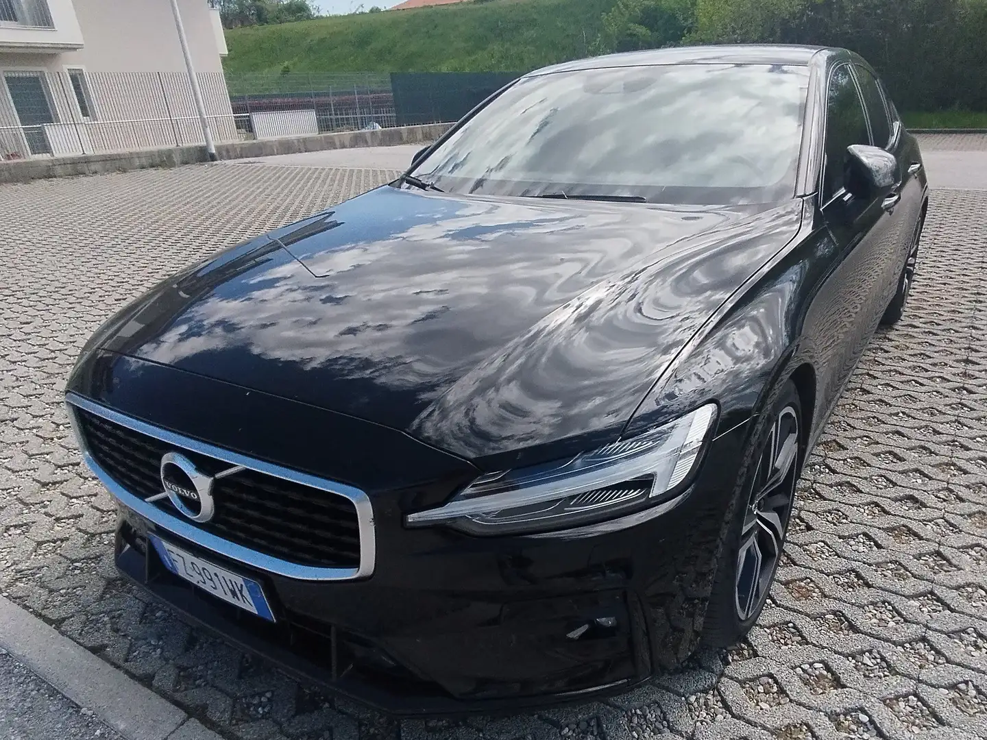 Volvo S60 S60 III 2020 2.0 t5 R-design geartronic Schwarz - 1