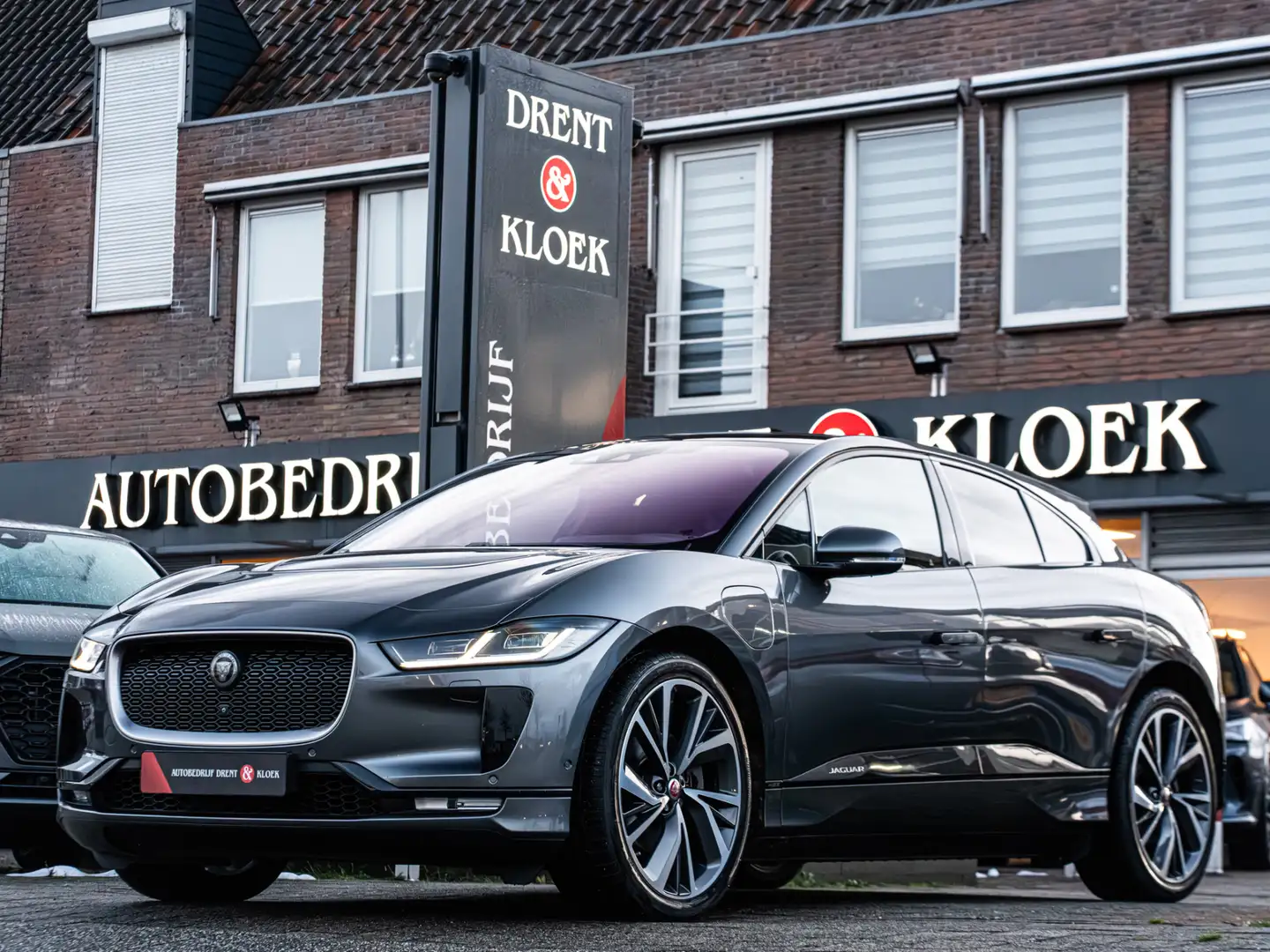 Jaguar I-Pace EV400 First Edition 90 kWh PANO ALCANTARA HEMEL CA Grijs - 1