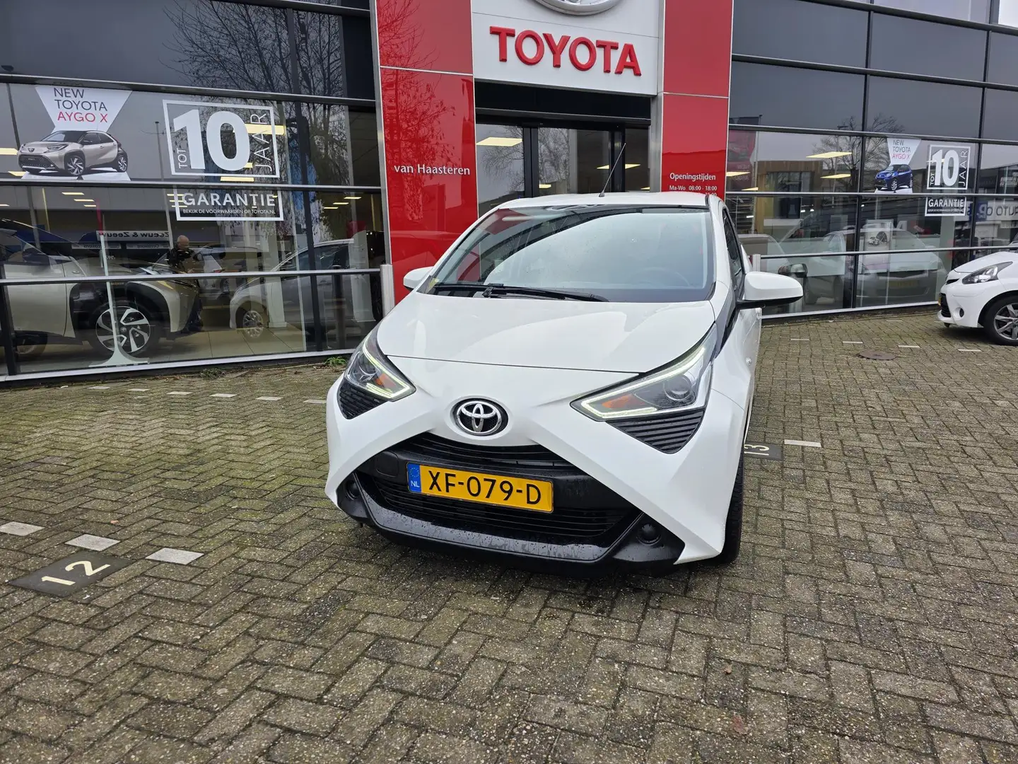 Toyota Aygo 1.0 VVT-i 72pk 5D x-play Wit - 1