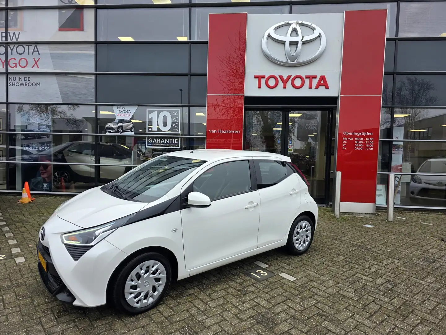 Toyota Aygo 1.0 VVT-i 72pk 5D x-play Wit - 2