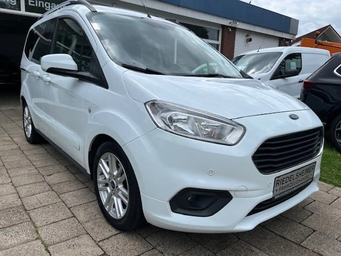 Ford Tourneo Courier 1.5 CDTI Titanium NAVI PDC KAM Bílá - 1