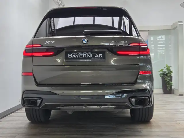 BMW X7 view 5