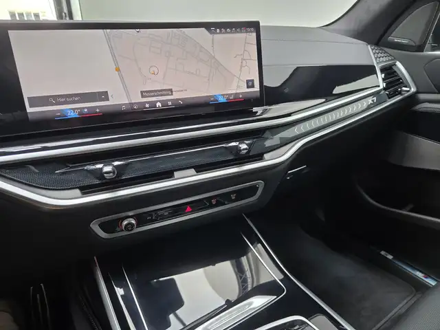 BMW X7 view 10