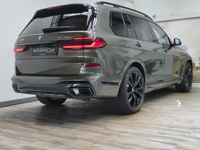 BMW X7 view 6