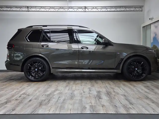 BMW X7 view 4