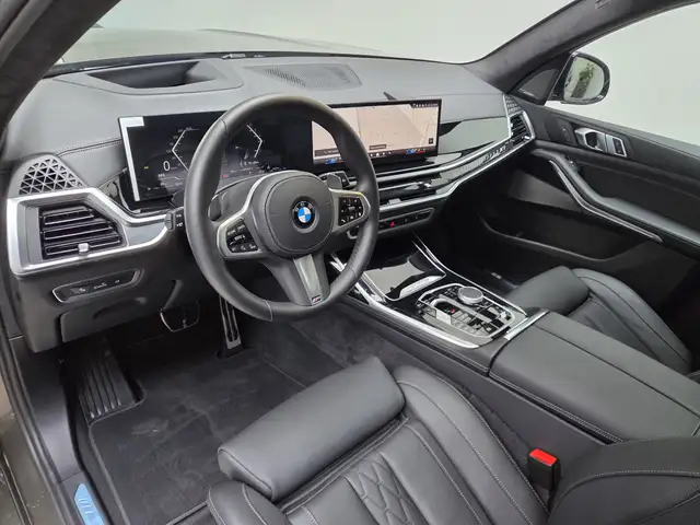 BMW X7 view 8