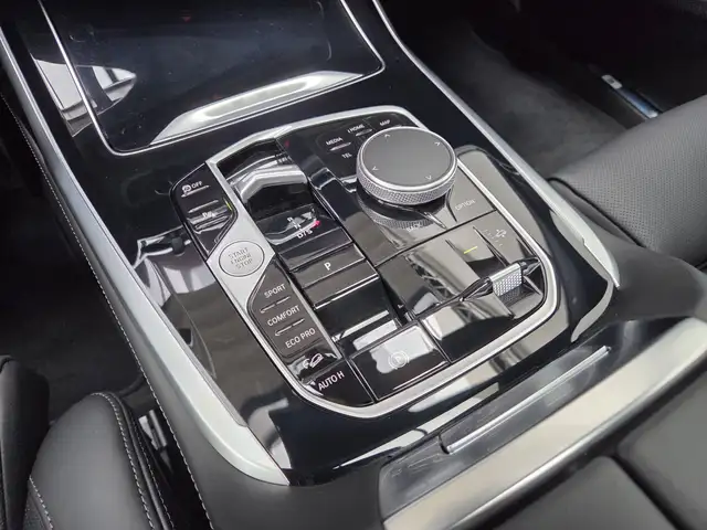 BMW X7 view 11