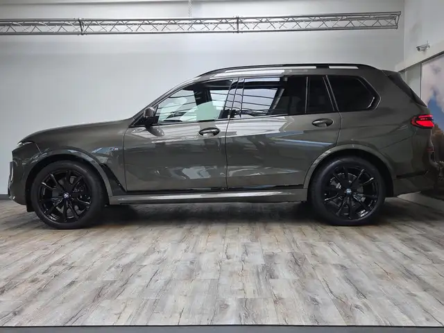 BMW X7 view 3