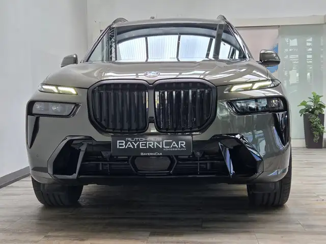 BMW X7 view 2