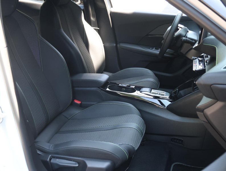 Peugeot e-2008 EV GT Avantage 54 kWh 156pk | ACCU 98% | Camera vo — photo 9