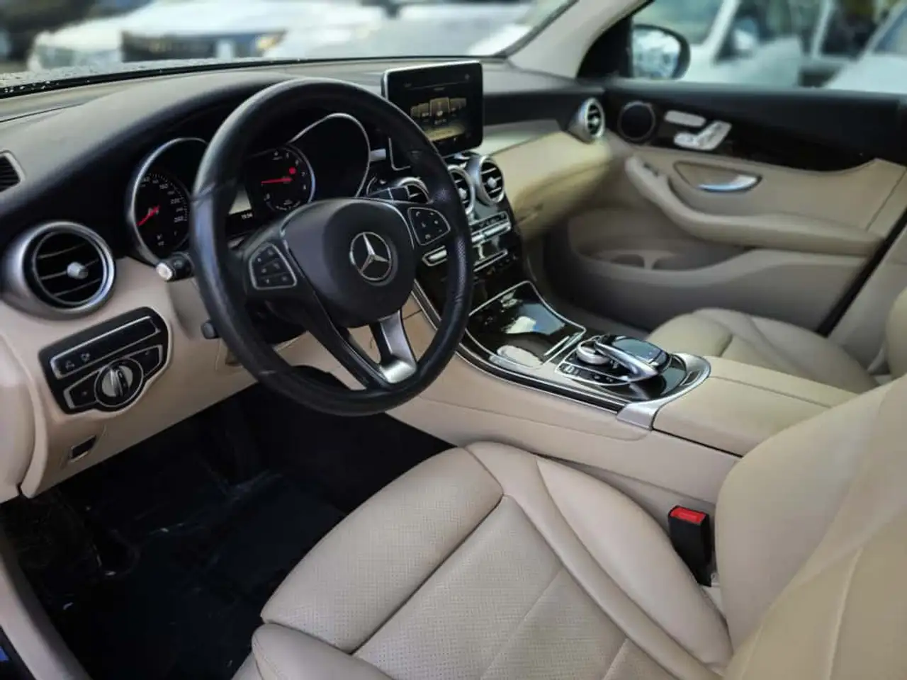 Mercedes-Benz GLC снимка Mercedes-Benz GLC
