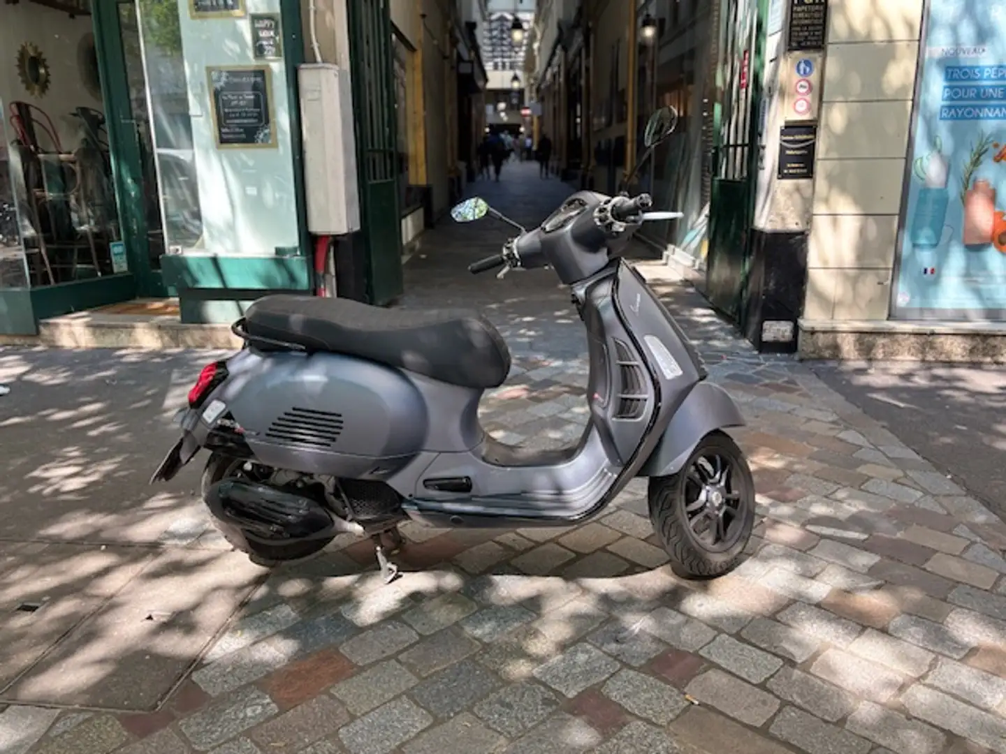 Piaggio GTS 125 Grijs - 2