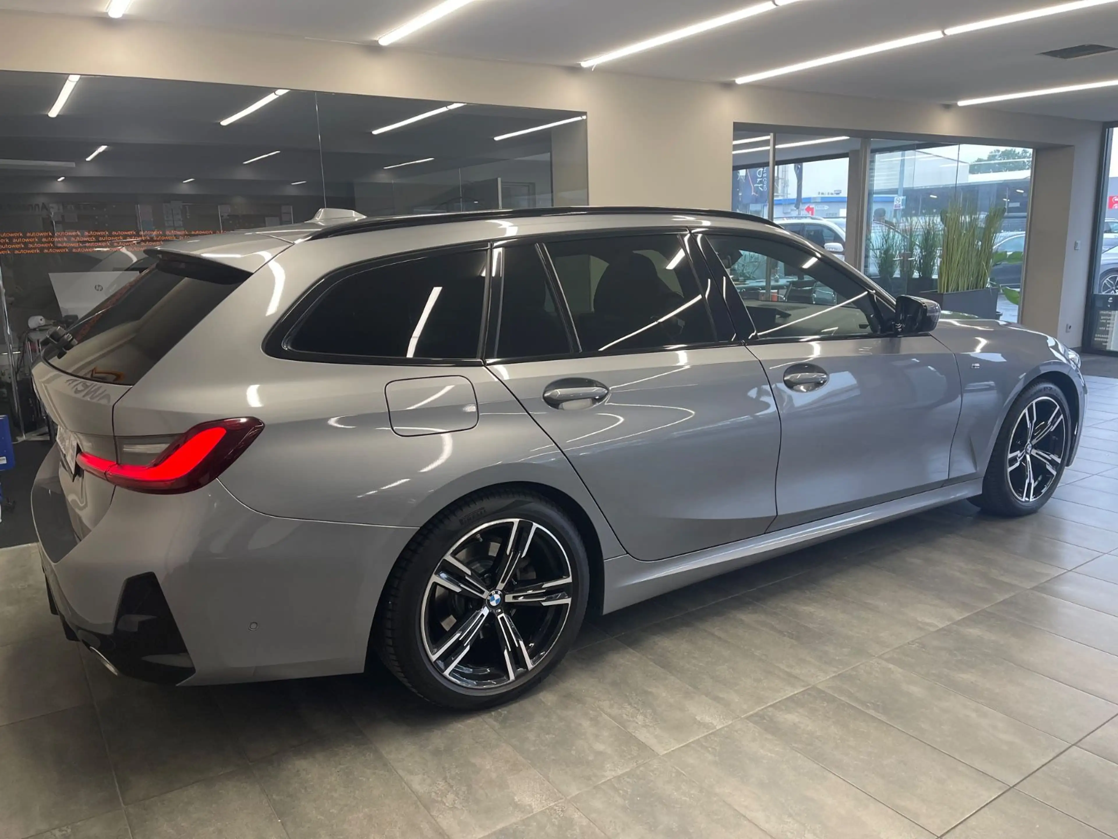 BMW 318 d T. M Sport*1.HD/AUT./HeadUp*Pano/LED/TOP* — photo 4