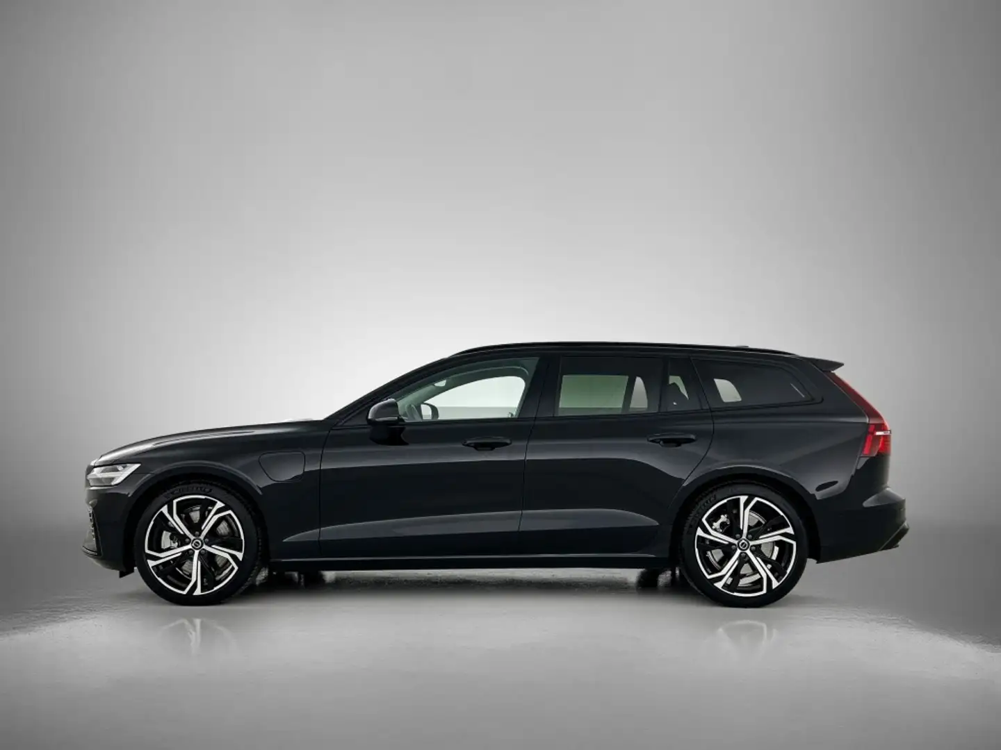 Volvo V60 2.0 T6 AWD Plus Dark | Trekhaak | Harman/Kardon | Schwarz - 2