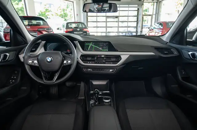 BMW 1 Series view 9