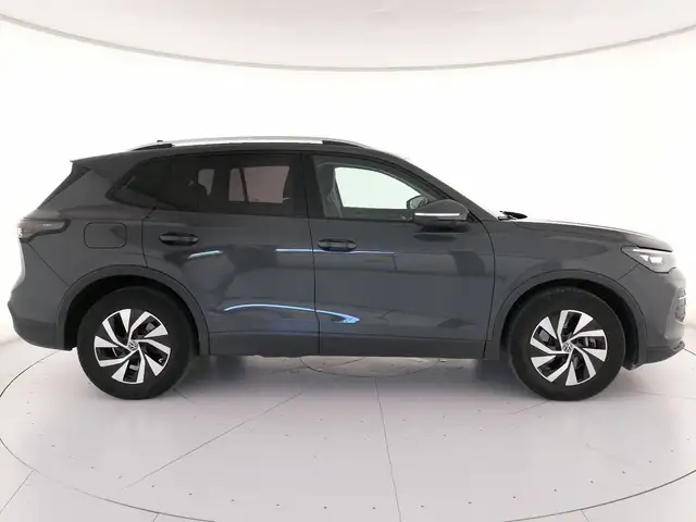Volkswagen Tiguan view 3