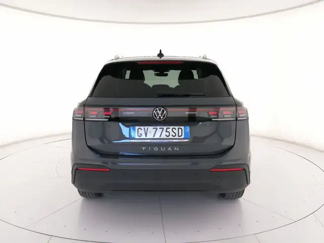 Volkswagen Tiguan view 4