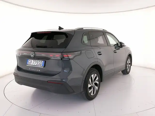 Volkswagen Tiguan view 2