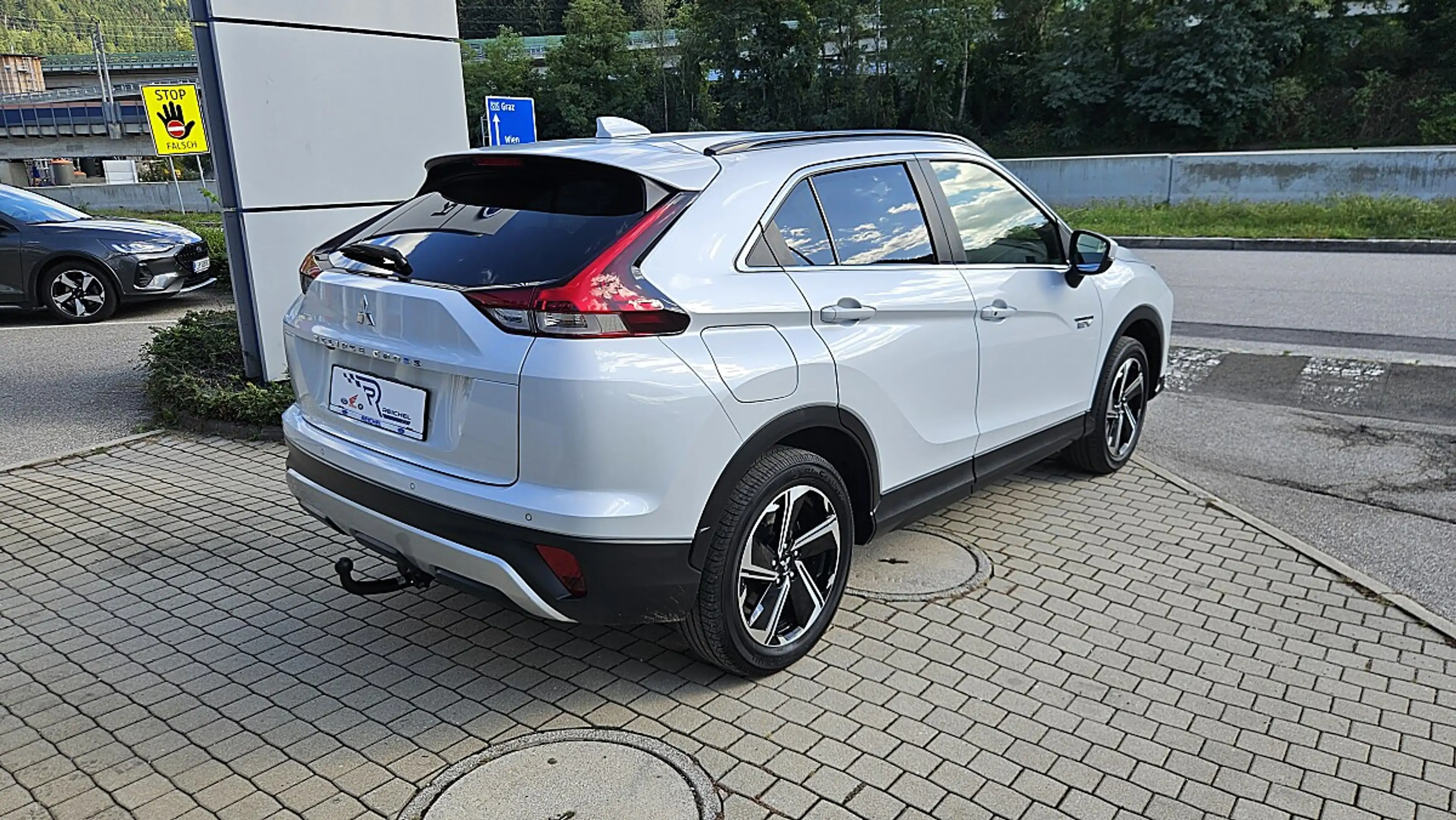 Mitsubishi Eclipse Cross 2,4 PHEV 4WD Intense+ CVT Aut. — photo 7