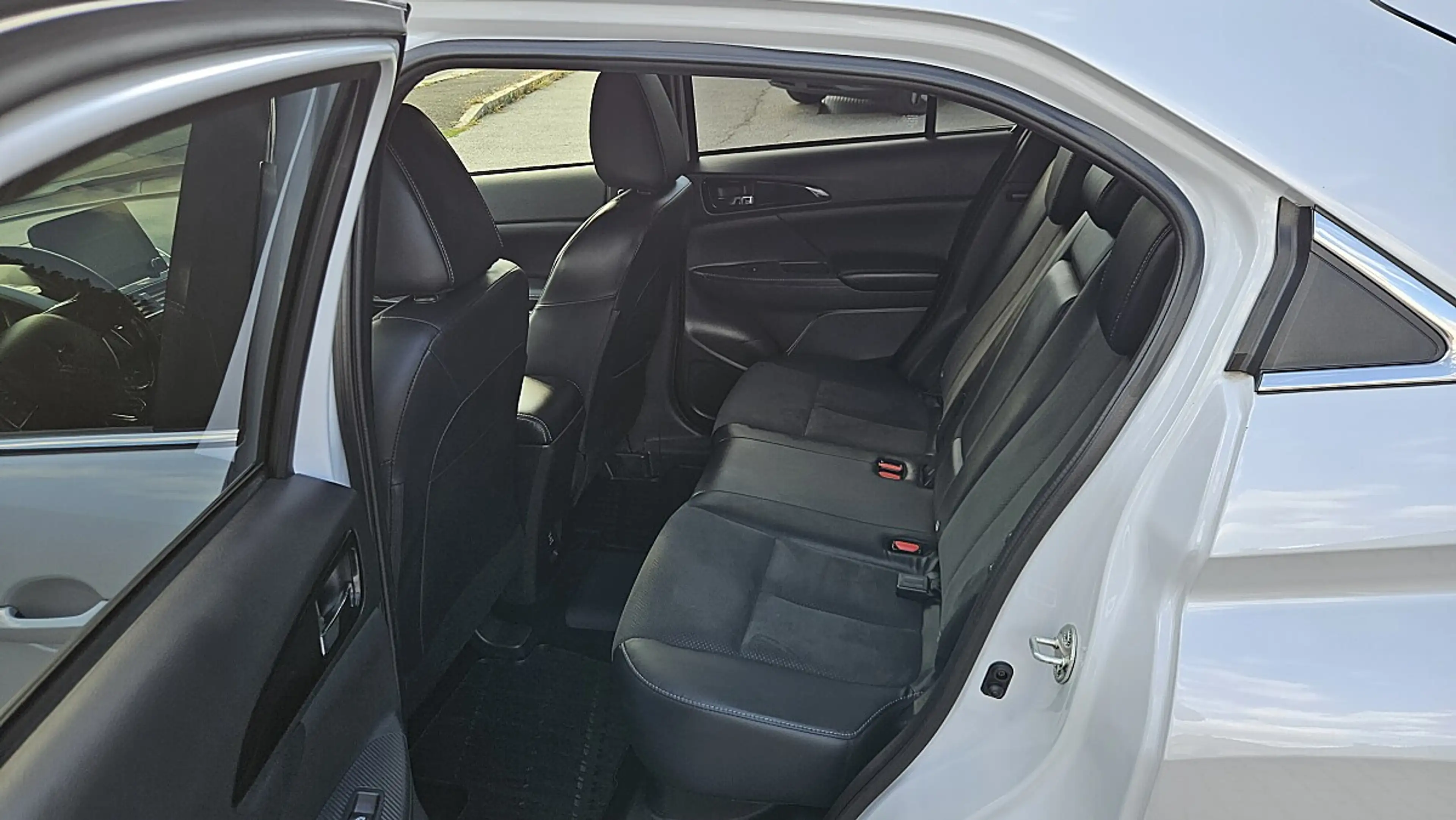 Mitsubishi Eclipse Cross 2,4 PHEV 4WD Intense+ CVT Aut. — photo 9