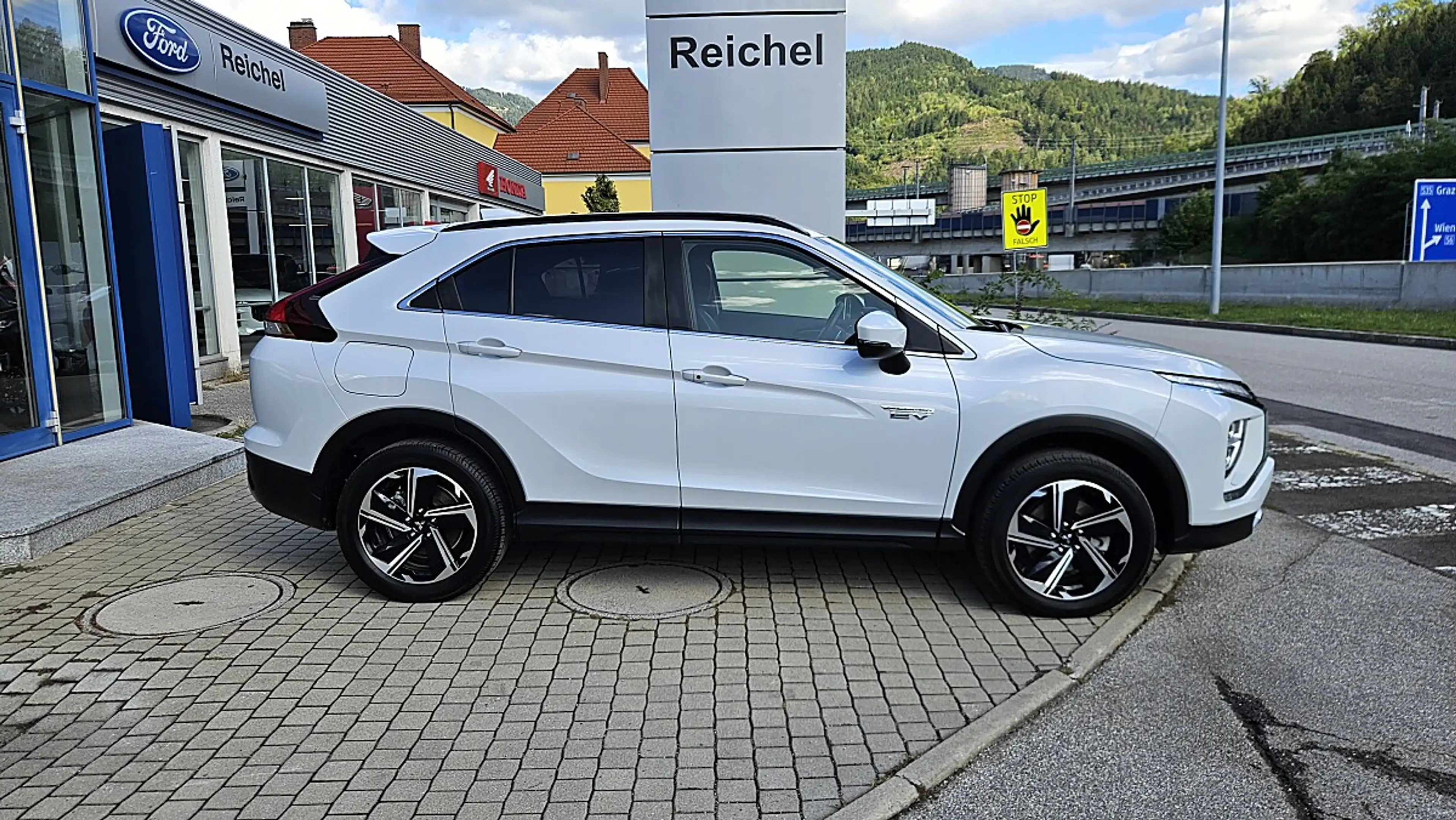 Mitsubishi Eclipse Cross 2,4 PHEV 4WD Intense+ CVT Aut. — photo 8