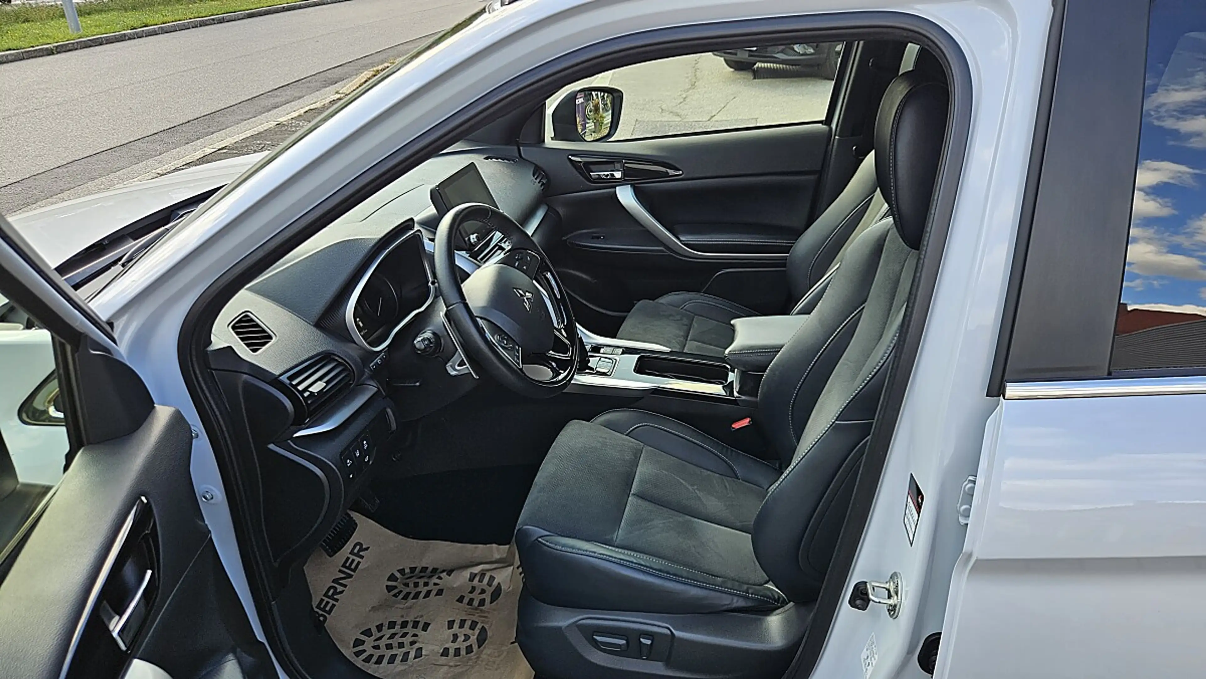 Mitsubishi Eclipse Cross 2,4 PHEV 4WD Intense+ CVT Aut. — photo 10