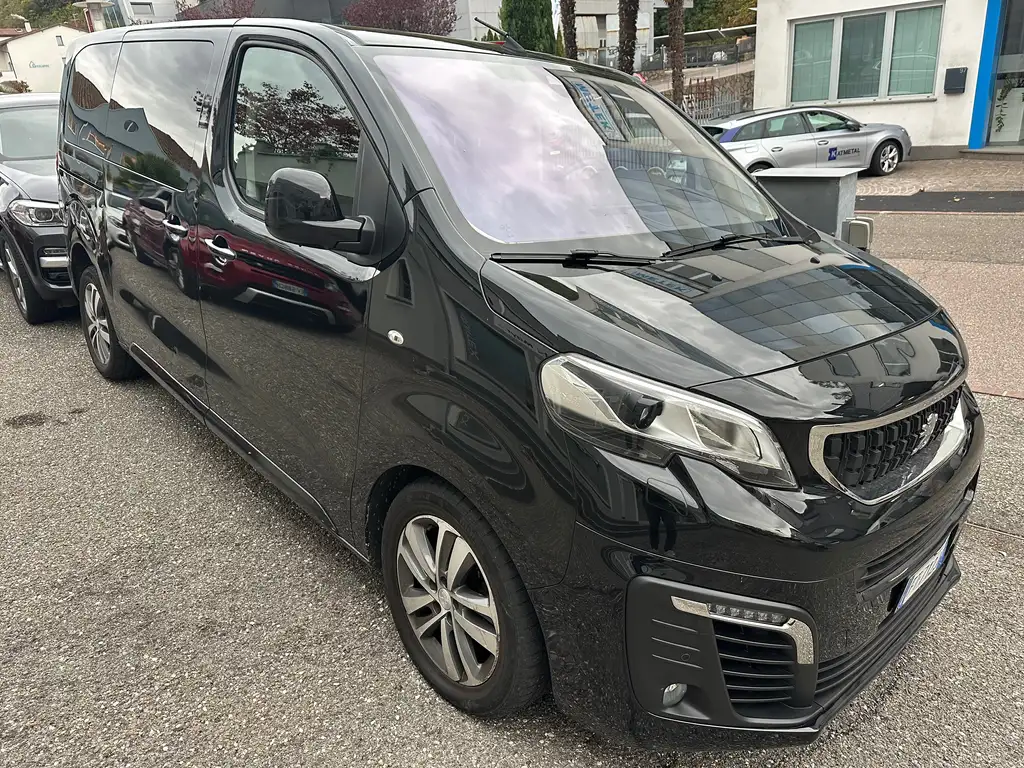Peugeot Traveller 2018 из Европы — купить под ключ