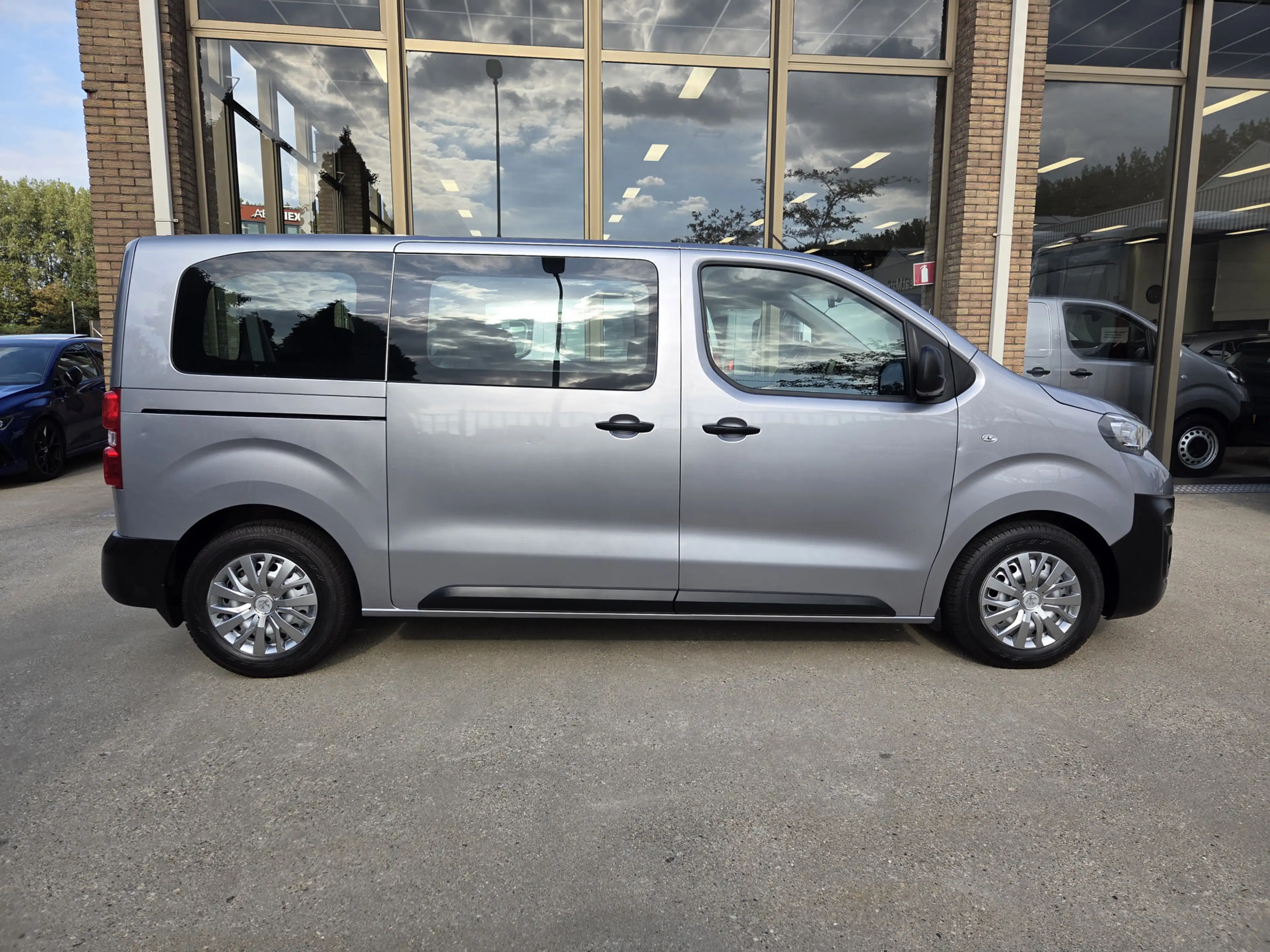 Peugeot e-Expert 50 kWh L2 9-Persoons Airco Panoramadak — photo 8