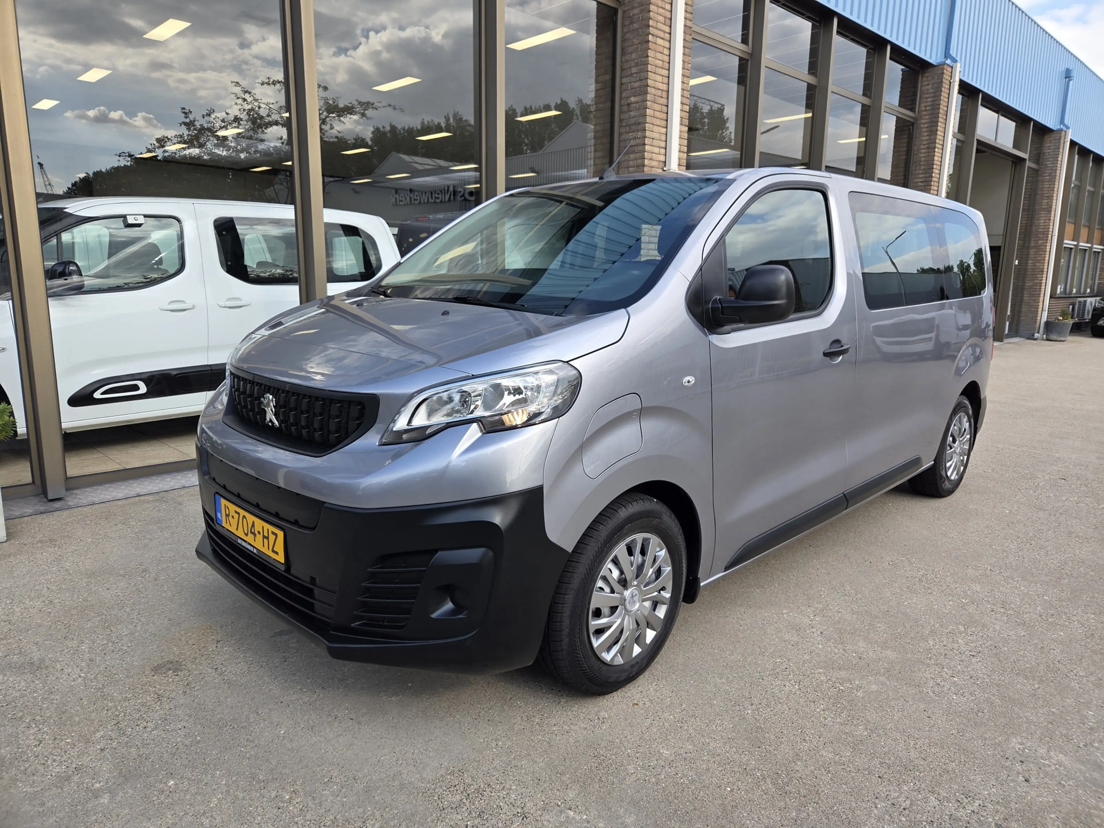 Peugeot e-Expert 50 kWh L2 9-Persoons Airco Panoramadak — photo 4