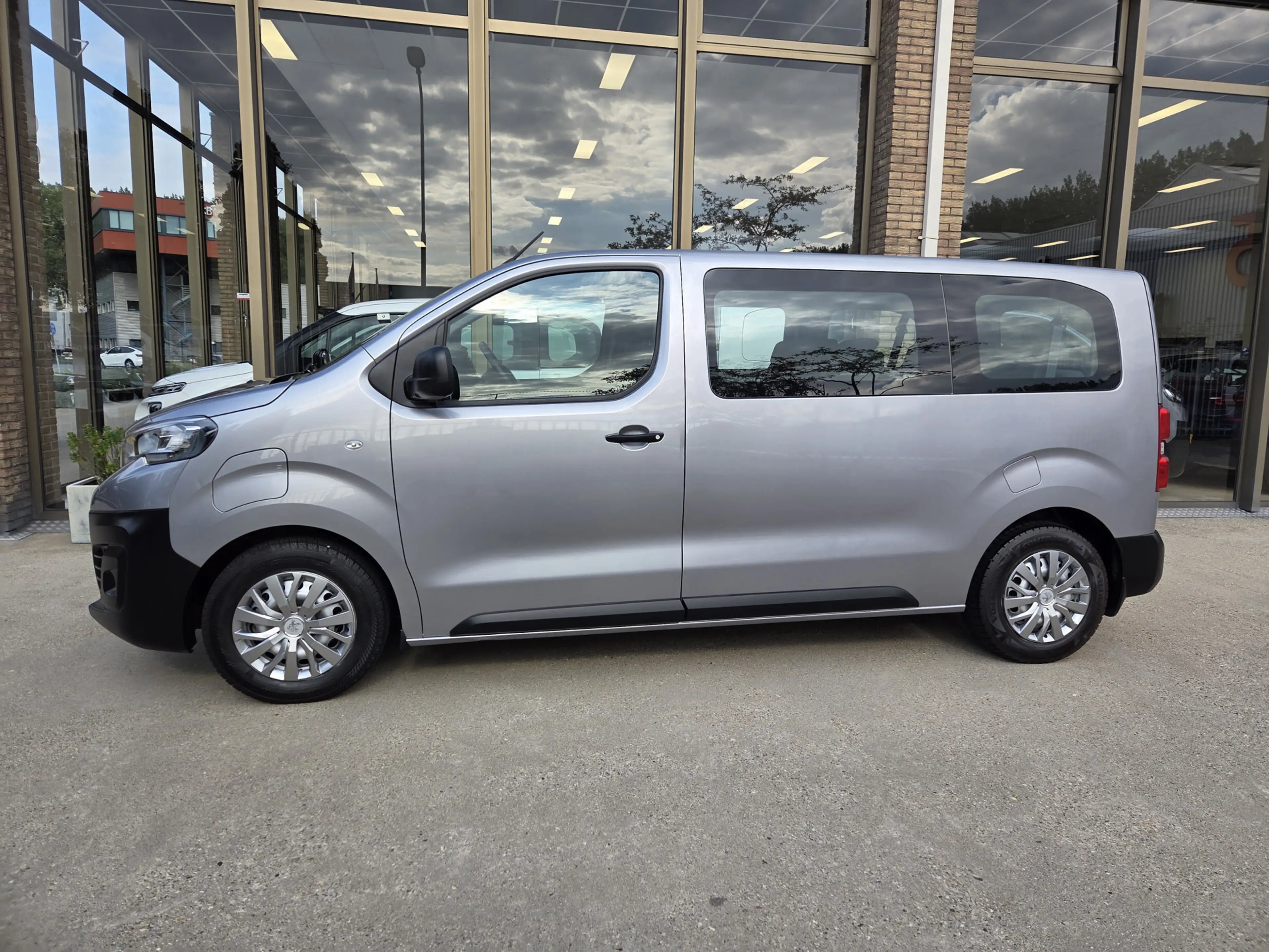 Peugeot e-Expert 50 kWh L2 9-Persoons Airco Panoramadak — photo 6