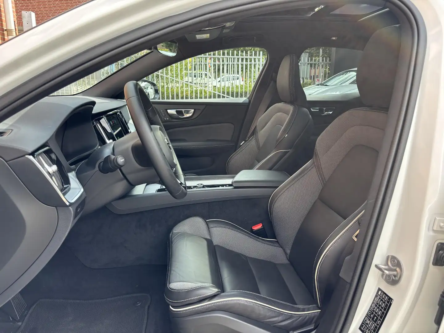 Volvo S60 2.0 B4 Plus Dark | Panoramisch schuif-/kanteldak | Wit - 2