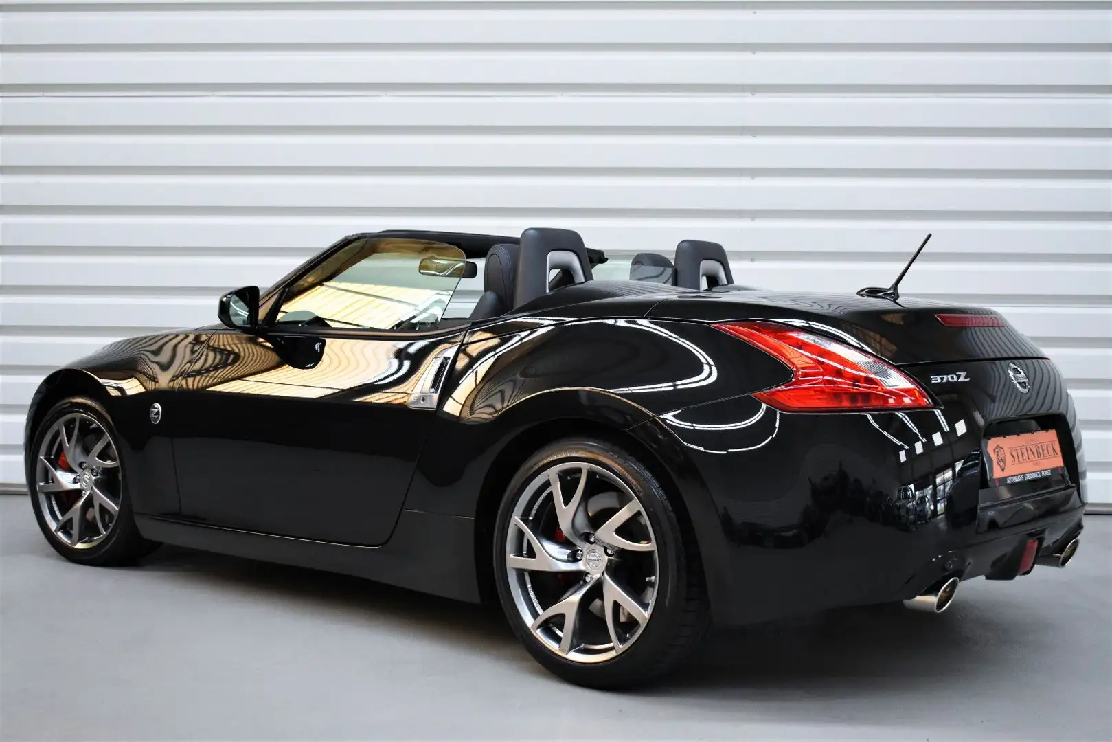 Nissan 370Z Roadster Pack+Nur.8.200km+1.Hand Schwarz - 2